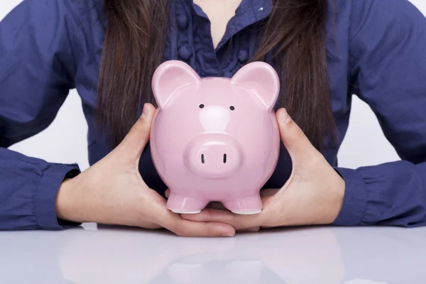 Mulher segurando um banco porquinho — Fotografia de Stock