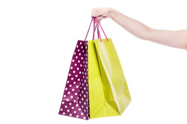 renkli alışveriş torbaları tutmak el