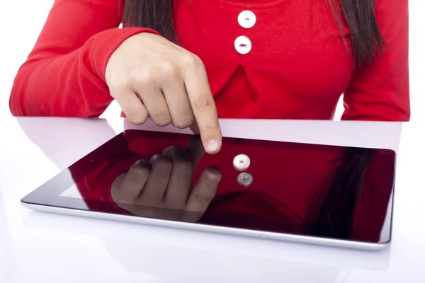 デジタル タブレットに触れて女性の手 — ストック写真