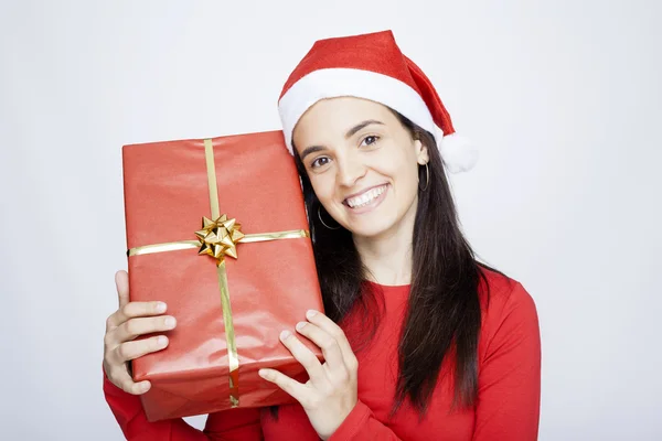 Glad santa flicka håller en gåva — Stockfoto