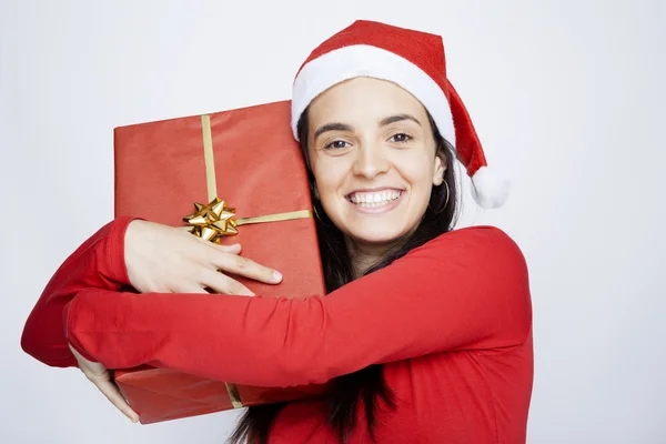 快乐的圣诞老人女孩抱着一份礼物 — 图库照片