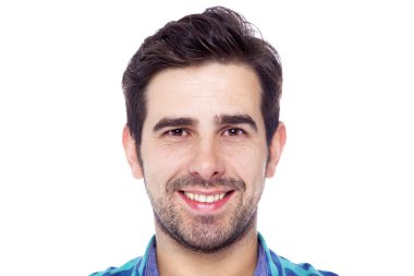 Beyaz bir arka plan üzerinde izole gülümseyen bir adam portresi