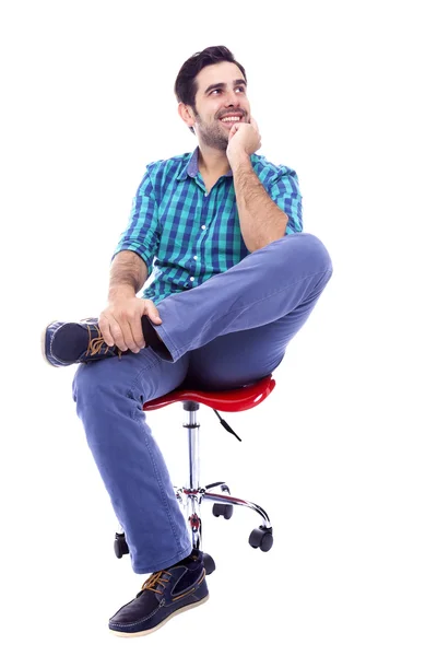 Retrato de um homem sorridente pensativo sentado na cadeira, isola — Fotografia de Stock