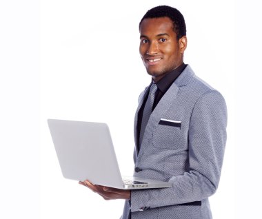 Beyaz arka plan üzerinde bir laptop holding african iş adamı