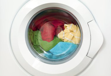 kirli giysiler içinde stüdyo çekim ile çamaşır makinesi