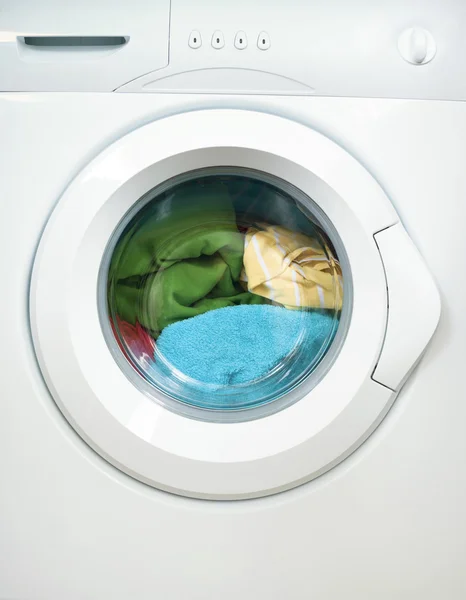 Lavadora con ropa sucia en el interior, plano de estudio — Foto de Stock