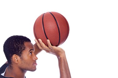 Beyaz bir adam izole bir topu atma basketbolcu