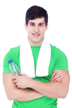 bir şişe su tutarak havlu ile atletik bir adam portresi