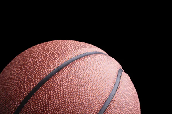 Bola de basquete contra fundo escuro — Fotografia de Stock