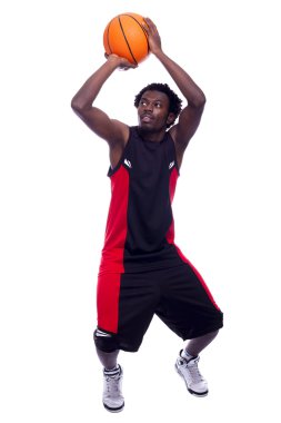 Beyaz bir arka plan üzerinde izole bir top basketbol oyuncusu