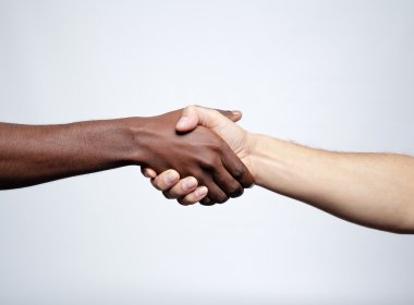 Afrika gri backgrou beyaz bir adam arasındaki karşılıklı