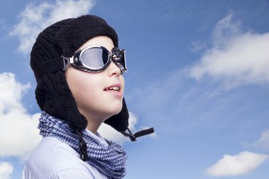 pilot çocuk gökyüzüne bakarak hayal