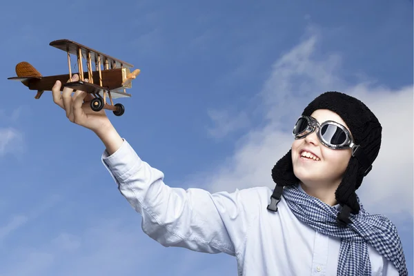 Criança feliz brincando com avião de brinquedo ao ar livre — Fotografia de Stock