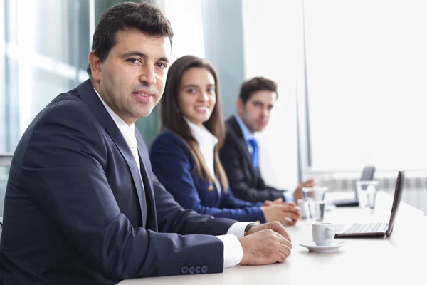 Geschäftsteam lächelt im Büro, Schlange stehen — Stockfoto