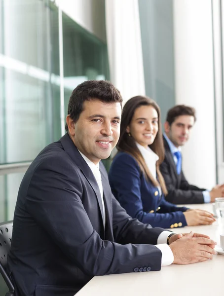 Equipe de negócios sorrindo para o escritório, alinhado — Fotografia de Stock