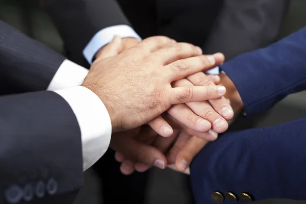 Бизнесмены возлагают руки друг на друга как символ своего союза — стоковое фото