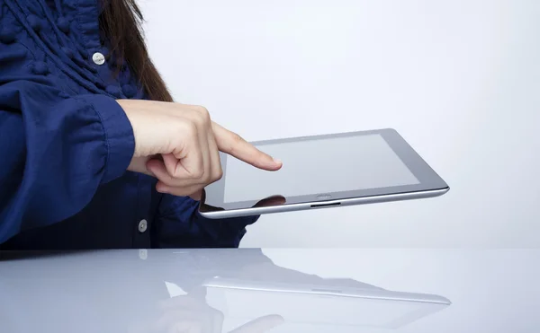 Primer plano de las manos femeninas tocando la tableta digital — Foto de Stock