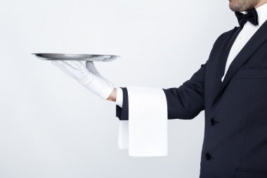 boş gümüş tepsi tutarak profesyonel garson