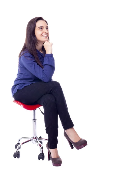 Töprengő gyönyörű nő ül a székre — Stock Fotó