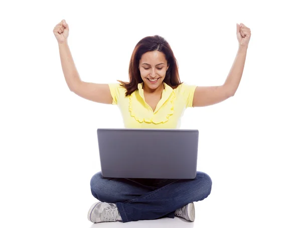 Mujer con un portátil — Foto de Stock