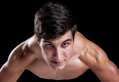 kas genç adam koyu arka plan