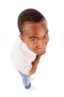 Genç casual adam tam vücut, beyaz zemin üzerine izole