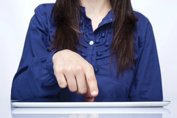 Geschäftsfrau arbeitet an einem digitalen Tablet — Stockfoto