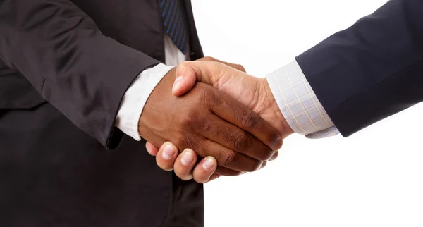 Рукостискання між африканським і кавказьким бізнесменом, ізольовано — стокове фото