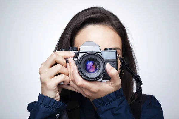 Kobieta fotograf z aparatu — Zdjęcie stockowe
