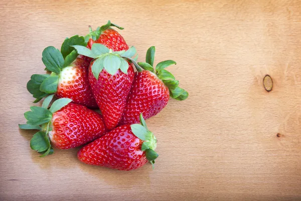 Erdbeeren auf Holzgrund — Stockfoto