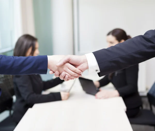 Obchodní handshake v kanceláři — Stock fotografie