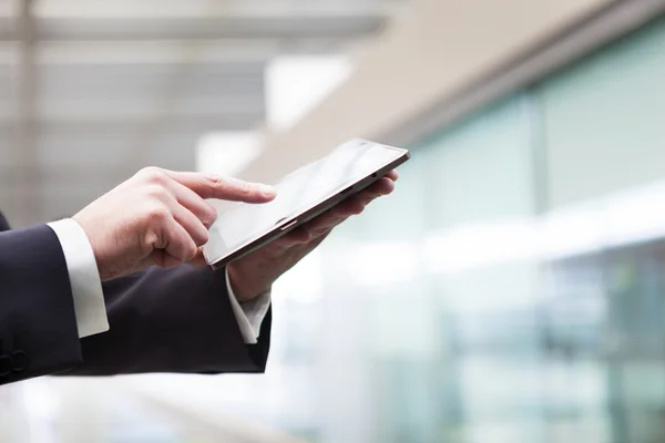 Hombre de negocios que trabaja con una tableta digital —  Fotos de Stock