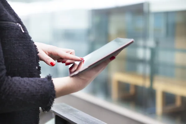 Businesswoman working with a digital tablet — Stock Photo, Image