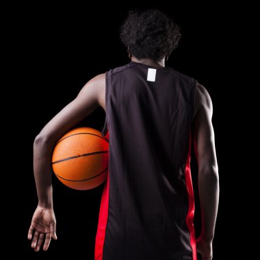 Dikiz karanlık bac karşı bir top tutan bir basketbol oyuncusu