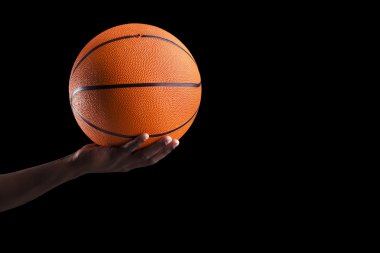 Basketbol oyuncu topu koyu arka planı