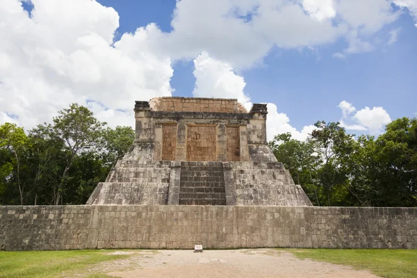 Ruínas perto da pirâmide Chichen Itza, México — Fotografia de Stock