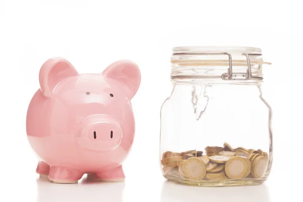 Piggy bank en geld jar op witte achtergrond — Stockfoto