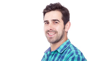 gülümseyerek, üzerinde beyaz izole yakışıklı bir latin erkek portresi 