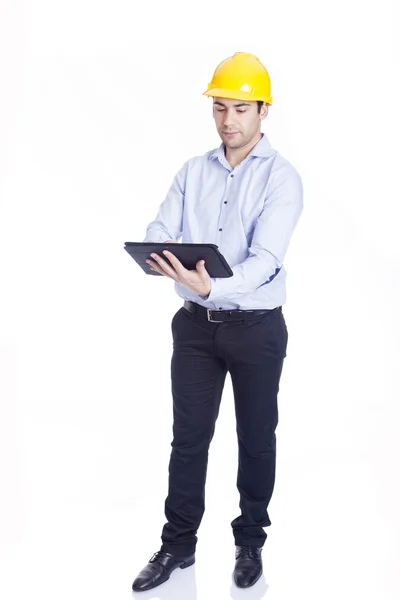 Dijital bir tablet üzerinde çalışan iş adamı — Stok fotoğraf