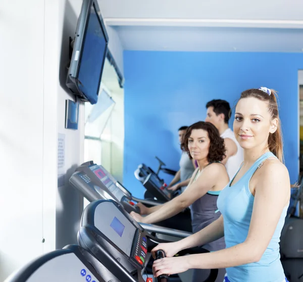 一群人在健身房里做有氧运动训练 — 图库照片