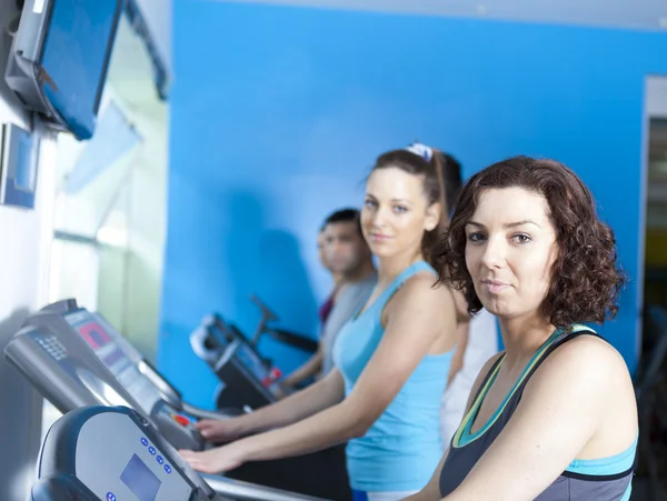 Grupp människor på gymmet gör konditionsträning — Stockfoto