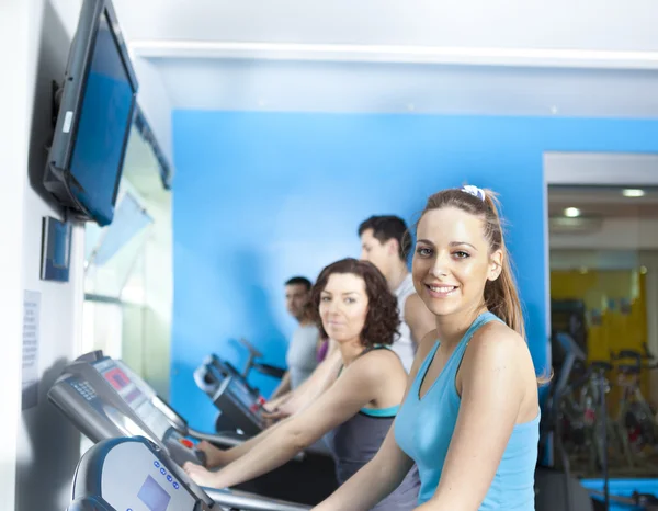 Gruppe von Menschen im Fitnessstudio beim Cardio-Training — Stockfoto