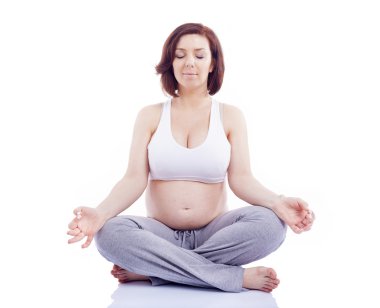 hamile kadın üzerinde beyaz izole yoga yaparken