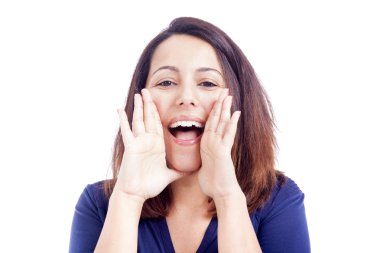 mutlu bir kadın, üzerinde beyaz izole bağırarak.