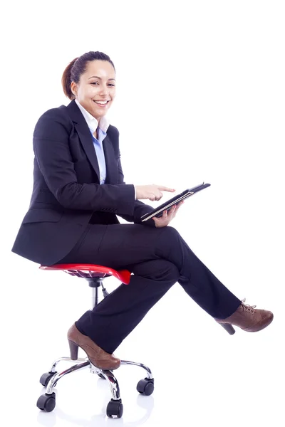 Empresária sentada na cadeira trabalhando com um computador tablet, eu — Fotografia de Stock