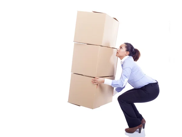 Ділова жінка піднімає картярські коробки, ізольовані на білому — стокове фото