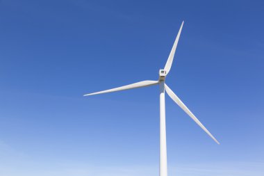 Mavi gökyüzüne karşı rüzgar gülü