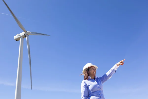 Female engineer pointing at wind farm — Stock Photo, Image