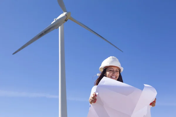 Ingenieurin mit Bauplänen für Windpark — Stockfoto