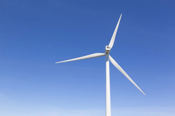 Molino de viento contra cielo azul —  Fotos de Stock